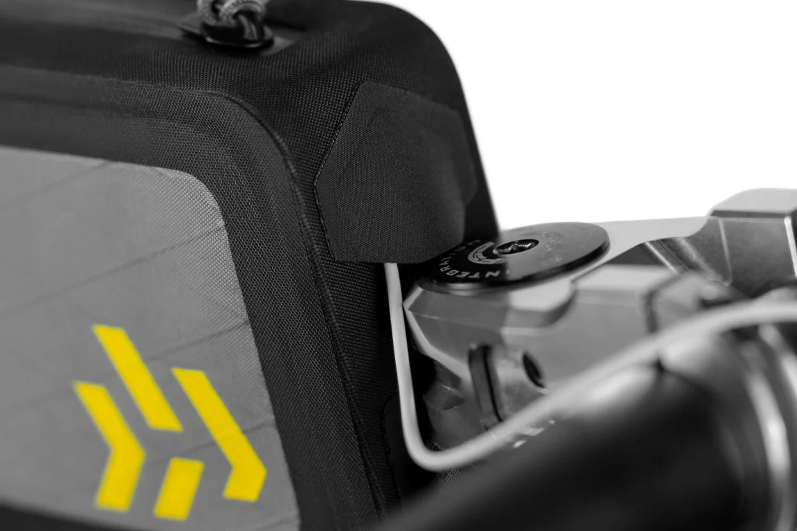 APIDURA BACKCOUNTRY TOP TUBE PACK 1L - Image 2